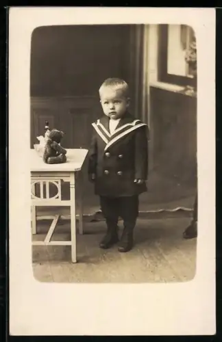 Foto-AK Kleiner Junge in Matrosenanzug mit Teddy