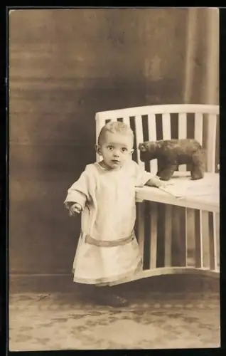 Foto-AK Kleinkind mit Teddy auf einer Bank