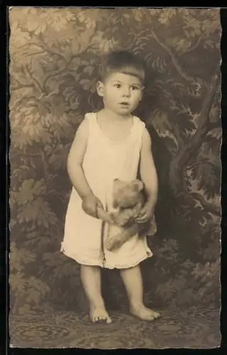 Foto-AK Friedrich-Erich mit Teddy in den Armen 1923