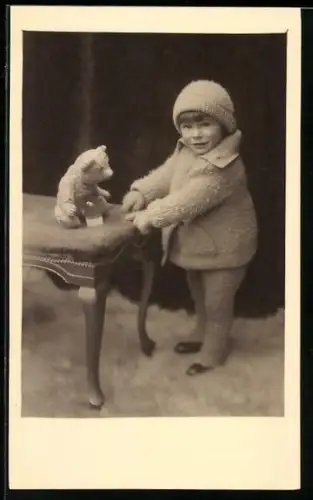 Foto-AK Kleinkind mit Teddy auf einer Bank
