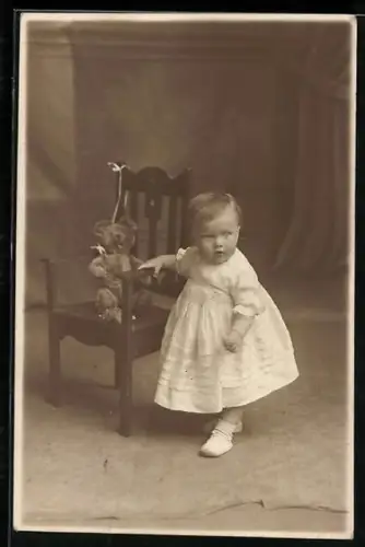 Foto-AK Lilian Doreen Stöbert mit einem Teddy 1919