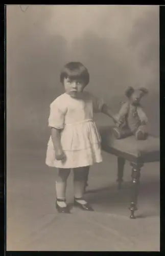 Foto-AK Kleinkind mit einem Teddy im Atelier