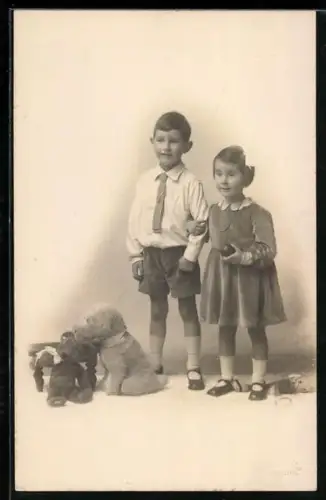 Foto-AK Zwei Geschwister mit Teddy, Ball und Plüschtier 1930
