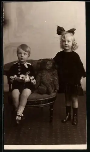 Foto-AK Georgie und Brenda mit einem Teddy 1923