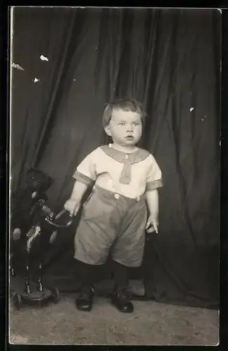 Foto-AK Kleinkind mit Pferdespielzeug und Teddy