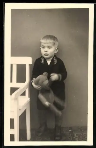 Foto-AK Kleiner Junge mit einem Teddy
