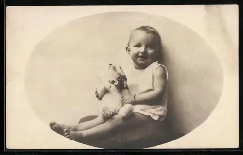AK Kleinkind mit einem Teddy auf dem Schoss