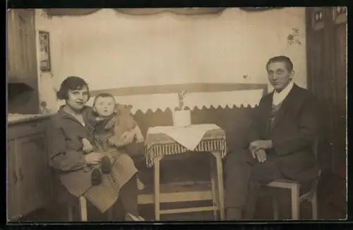Foto-AK Familienportrait mit Kleinkind und Teddybär