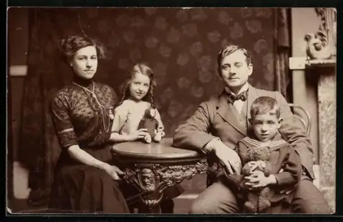 Foto-AK Familienportrait an einem Tisch mit Teddybären