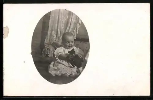Foto-AK Kleinkind im Kleid mit einem Teddy