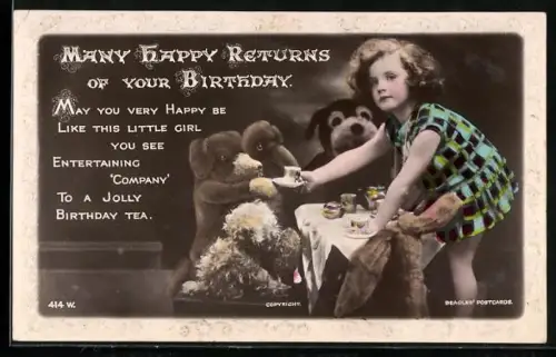 AK Kleines Kind am Kaffeetisch mit Teddybären und anderen Kuscheltieren