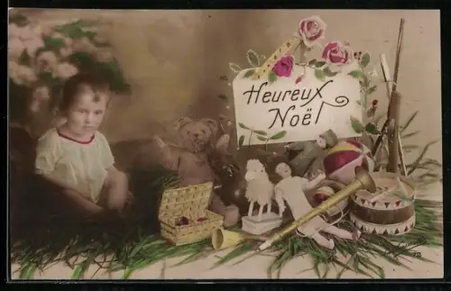 AK Kleinkind sitzt neben einem Teddy und einem Berg diverser Spielzeuge