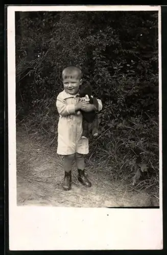 AK Junges Kind mit Teddy im Arm auf einem Waldweg