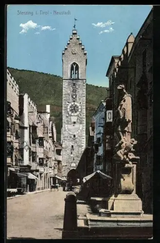 AK Sterzing i. Tirol, Neustadt, Strassenpartie am Tor mit Denkmal