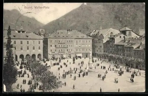 AK Bozen, Passanten auf dem Walter-Platz