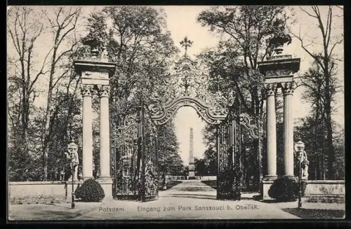 AK Potsdam, Eingang zum Park des Schlosses Sanssouci beim Obelisk