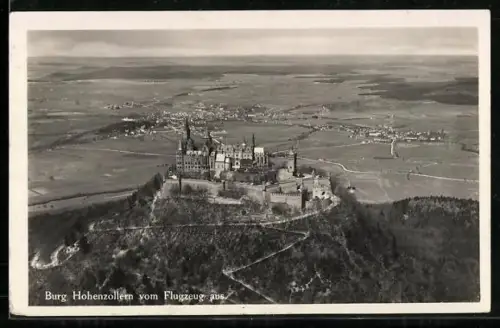AK Burg Hohenzollern, Fliegeraufnahme mit anliegendem Wald und umgebenden Orten