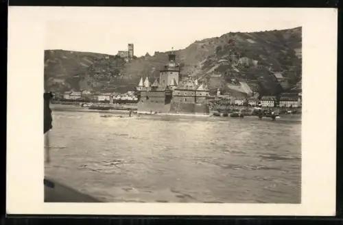 AK Burg Pfalzgrafenstein, Mit umliegenden Gebäuden an der Uferpartie