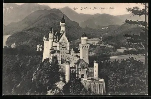 AK Schloss Neuschwanstein, Vogelschau mit anliegendem Wald und Gebirgspanorama