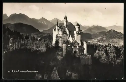 AK Schloss Neuschwanstein, Vogelschau mit anliegenden Wäldern und Gebirge im Hintergrund
