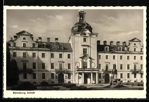 AK Bückeburg, Schloss mit Brunnen