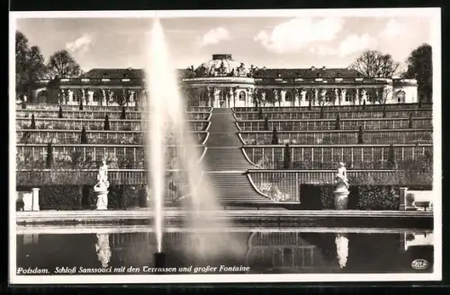 AK Potsdam, Schloss Sanssouci mit den Terrassen und grosser Fontaine