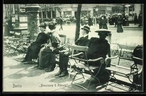 AK Berlin, Benutzung 5 Pfennig, Bürger auf Mietstühlen
