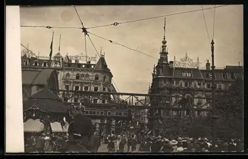 Foto-AK Elberfeld, Strassenpartie mit Hotel Weidenhof und Schwebebahn