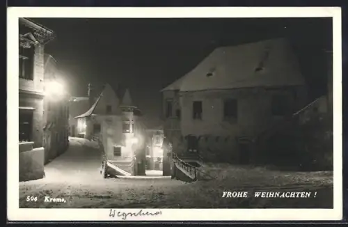AK Krems, Verschneite Altstadtgasse bei Nacht