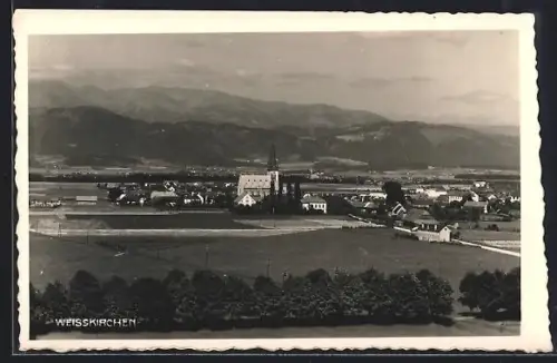 AK Weisskirchen, Panorama mit Kirche und Bergkulisse