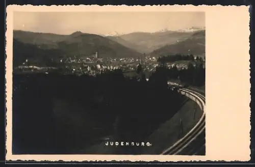AK Judenburg, Panorama mit Stadtsilhouette und Bahnkurve