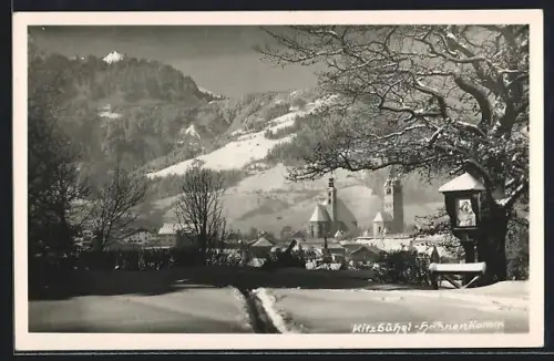 AK Kitzbühel, Ortsansicht mit Kirche, verschneitem Bergpanorama und Heiligenhäuschen