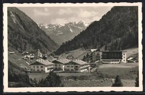 AK Vent /Ötztaler Alpen, Bergsteigerdorf mit Kirche und Gebirgspanorama