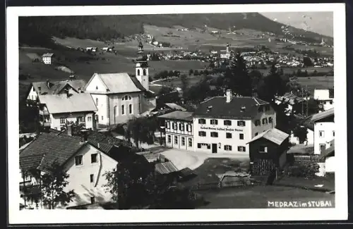 AK Medraz im Stubai, Ortsansicht mit Kirche und Hotel