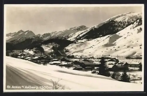 AK St. Anton am Arlberg, Panorama mit Ort und verschneiter Bergkulisse