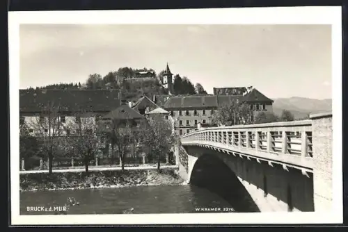 AK Bruck a.d. Mur, Brücke mit Stadtansicht, Schloss und Kirchturm