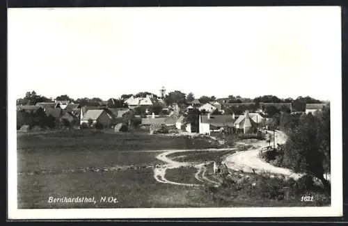 AK Bernhardsthal /N.Ö., Panorama mit Ort