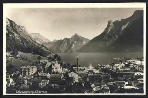 AK Ebensee /Salzkammergut, Ort am See mit Bergpanorama