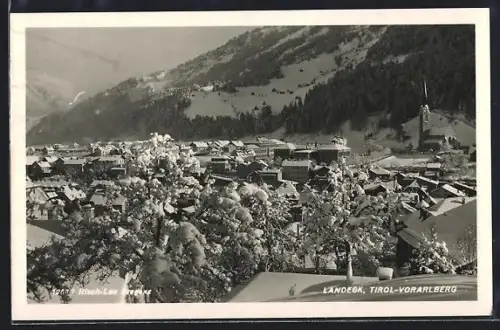 AK Landeck /Tirol-Vorarlberg, Panorama mit verschneiten Dächern und Kirche
