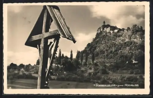 AK Riegersburg /Stmk., Hochburg mit Flurkreuz im Vordergrund