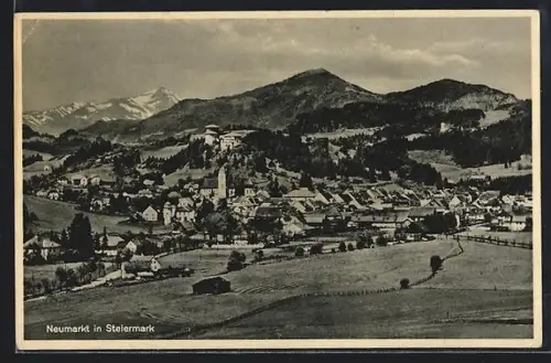 AK Neumarkt in Steiermark, Panorama mit Ort und Bergen