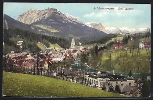 AK Bad Aussee /Salzkammergut, Panorama mit Kirche und Bergen