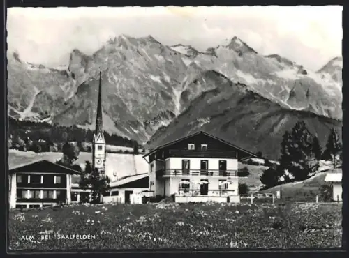 AK Saalfelden, Alm, Kirche und Bergpanorama
