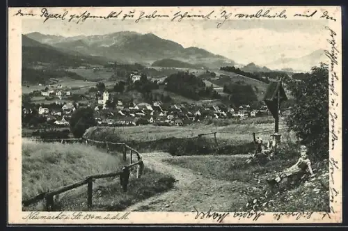 AK Neumarkt i. St., Panoramaansicht mit Wegkreuz