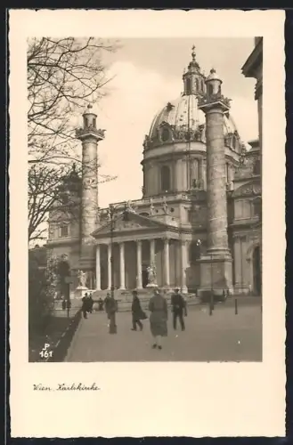 AK Wien, Karlskirche mit Passanten