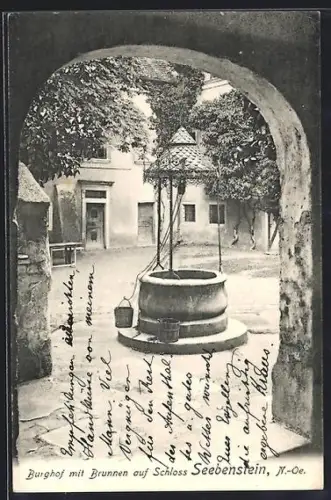 AK Seebenstein /N.-Oe., Burghof mit Brunnen auf Schloss Seebenstein