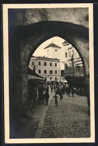 AK Steyr a. Enns, Berggasse, Strassenpartie mit Turmgebäude, Ansicht durch einen Torbogen
