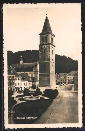 AK Judenburg, Stadtturm mit Brunnenanlage aus der Vogelschau