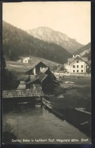 AK Aschbach /Steiermark, Gasthof Bieber mit Flusspartie, Brückengebäude, Bergblick
