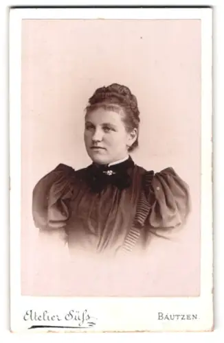 Fotografie Atelier Süss, Bautzen, Tuchmachergasse 20, Porträt einer Frau in eleganter Kleidung